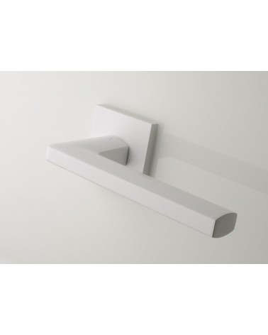 Palanca de puerta blanca PYROLA herraje de diseño vista de la palanca inclinada hacia abajo montada en una puerta