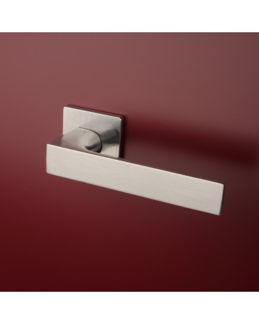 Manija de puerta moderna ALISSO diseño color 1 montada en una puerta