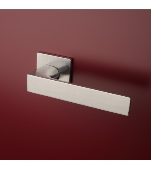 Manija de puerta cuadrada ALISSO diseño