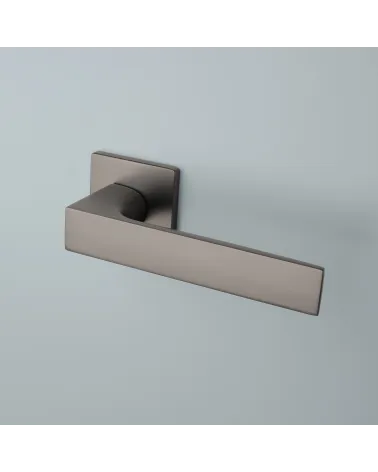 Manilla antracita ALISSO manilla de diseño montada en una puerta