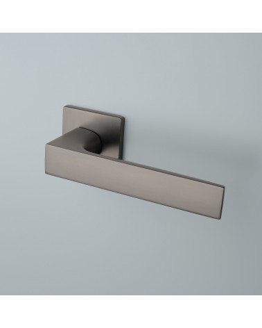 Manilla antracita ALISSO manilla de diseño montada en una puerta