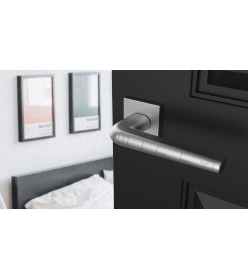 Manilla de puerta cromada pulida sobre placa cuadrada FUNKIA - manilla de diseño