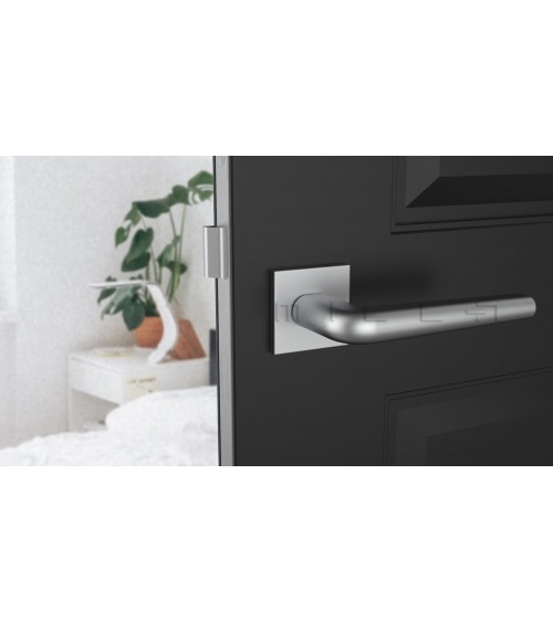 Manilla de puerta cromada pulida sobre placa cuadrada FUNKIA - manilla de diseño