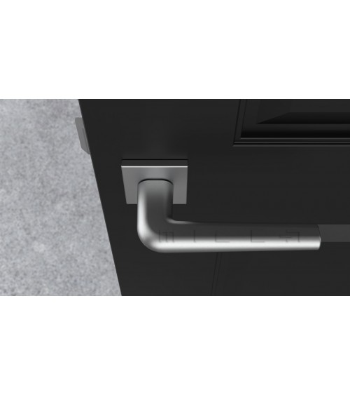 Manilla de puerta cromada pulida sobre placa cuadrada FUNKIA - manilla de diseño