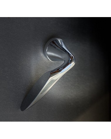 Tirador de puerta futurista DOUCE tirador de diseño vista desde arriba inclinada sobre un fondo oscuro