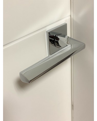 Tirador de puerta moderna DIAMANT tirador de diseño vista desde arriba inclinada montada en una puerta