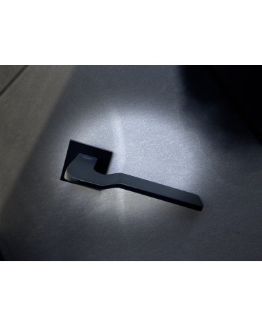 Tirador de puerta futurista LINE BALI herraje de diseño montado en una puerta