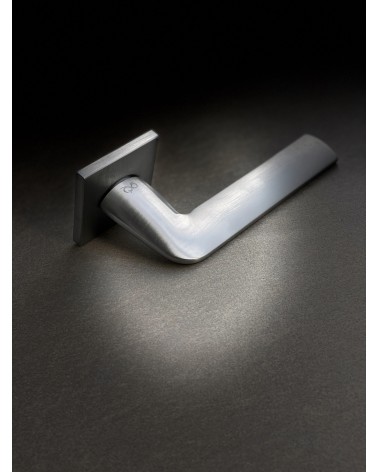 Tirador de puerta de estilo clásico STINGER, tirador de diseño colocado sobre un fondo iluminado