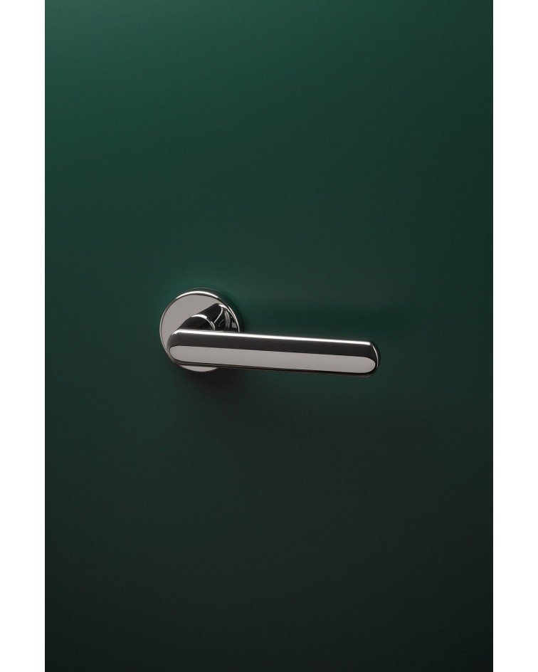 Manilla de puerta clásica FRAGOLA manilla de diseño montada en una puerta 1