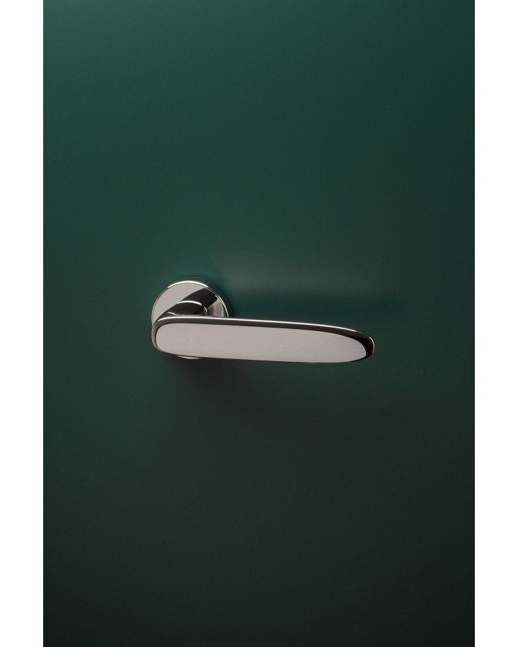 Tirador de puerta retro ROSA tirador de diseño montado en una puerta 1