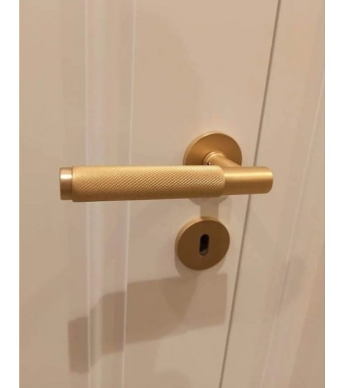 Tirador de puerta dorado satinado Time Slim diseño