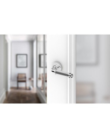 Tirador de puerta cromo pulido ARIA Slim tirador de diseño montado en una puerta
