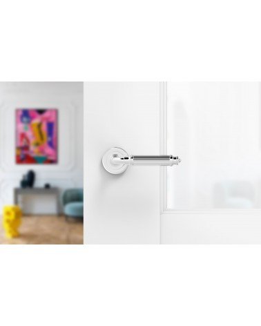 Tirador de puerta cromo pulido ARIA Slim tirador de diseño montado en una puerta abierta