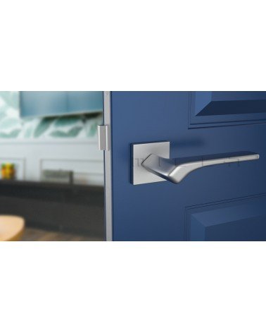 Manecilla de puerta cromado satinado BERGERIA ferretería design vista frontal montada en una puerta