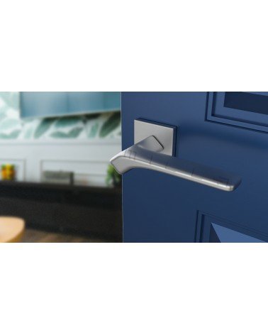 Manecilla de puerta cromado satinado BERGERIA ferretería design vista inclinada montada en una puerta