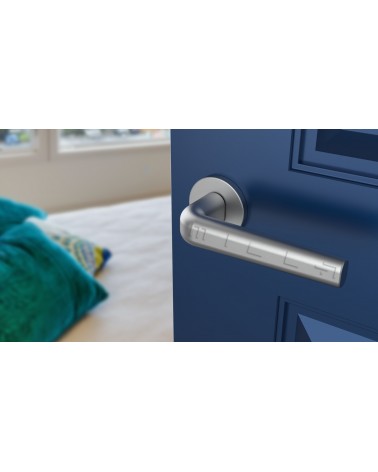 Pomo de puerta cromado satinado INULLA pomo de diseño vista inclinada montado en una puerta
