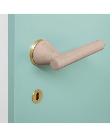 Tirador de puerta futurista Mandelli Juno tirador de diseño vista ampliada montado en una puerta