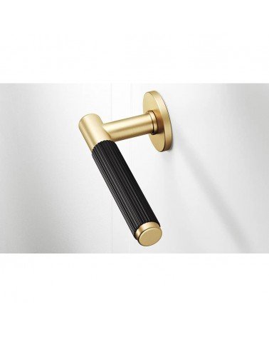Tiradores de puerta bicolor Slim diseño dorada y negra sobre fondo blanco