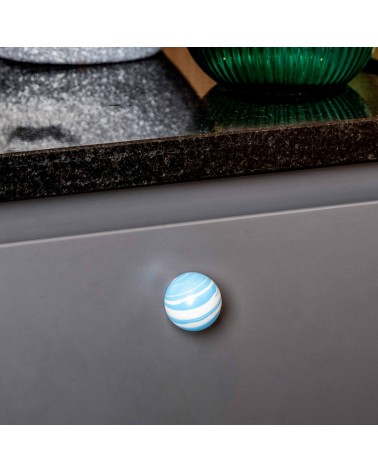 Botón de mueble de madera de haya Azul Azur tirador de diseño visto desde arriba montado en un mueble gris