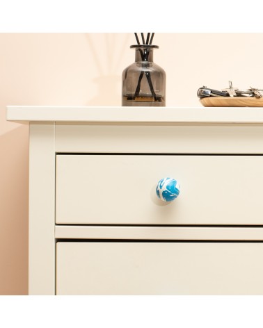 Botón de mueble de madera de haya Azul Azur tirador de diseño vista de frente fijado en un cajón