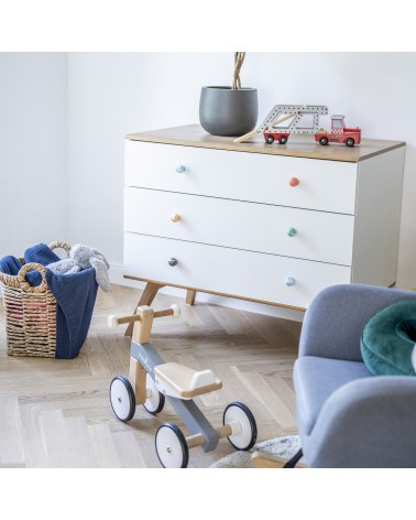 Botón de mueble de madera de haya Azul Azur tirador de diseño fijado en una cómoda blanca