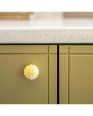 Botón de mueble de madera de haya amarilla tirador de diseño vista ampliada montado en un mueble