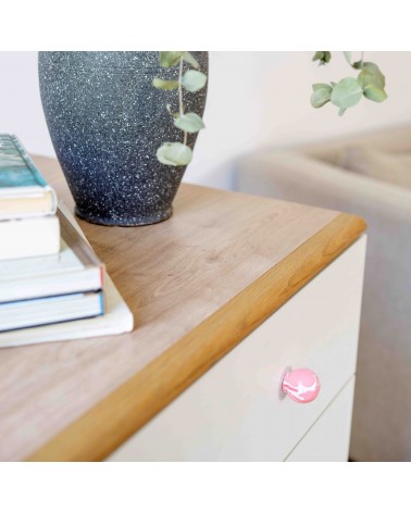 Botón de mueble de madera de haya Rosa tirador de diseño vista superior inclinada fijada en un mueble