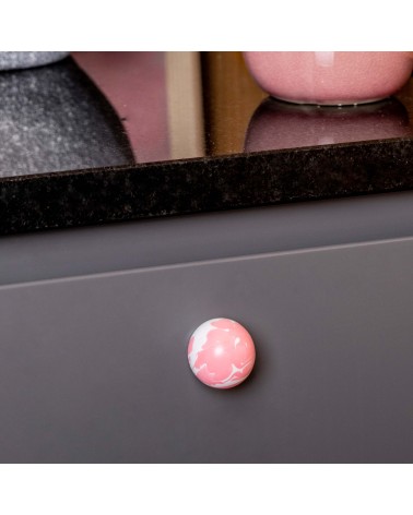 Botón de mueble de madera de haya Rosa tirador de diseño vista ampliada montada en un mueble