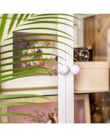 Botón de mueble de madera de haya lavanda, tirador de diseño fijado en una puerta acristalada