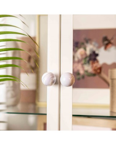 Botón de mueble de madera de haya lavanda, tirador de diseño fijado en una puerta acristalada con fondo desenfocado