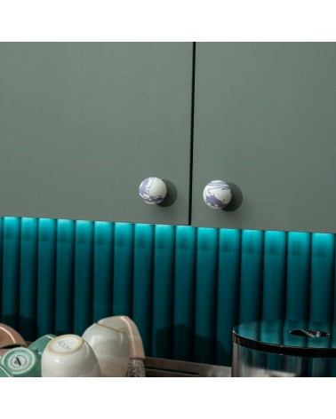 Botón de mueble de madera de haya lavanda, tirador de diseño en vista inclinada fijado en la fachada de un mueble