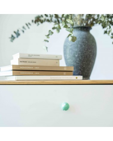 Botón de mueble de madera de haya verde intenso, tirador de diseño fijado en un cajón