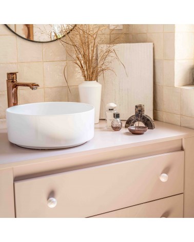 Botón de mueble de madera de haya rosa taupe, tirador de diseño instalado en un mueble de baño