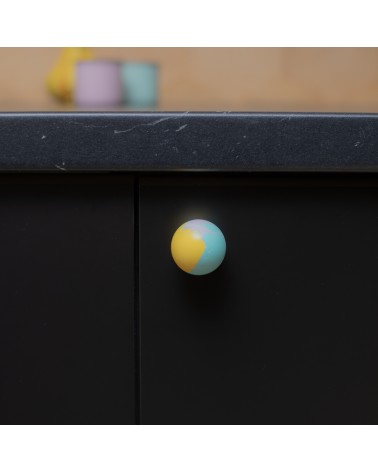 Botón de mueble de madera de haya amarillo funky, tirador de diseño fijado en la fachada de un mueble