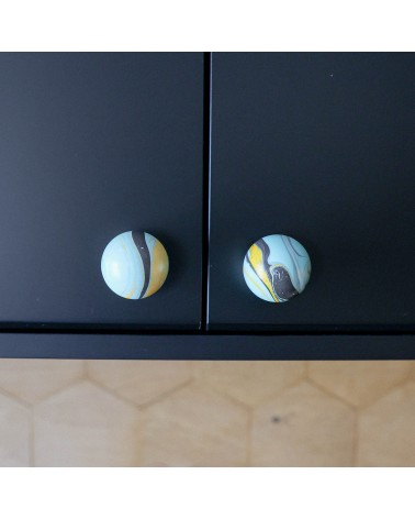 Botón de mueble en madera de haya Octopus tirador de diseño vista frontal montado en un mueble negro