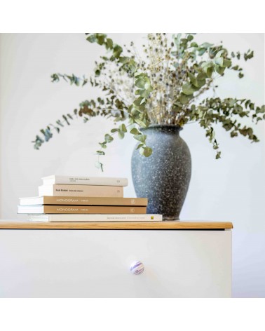 Botón de mueble en madera de haya berenjena tirador de diseño vista frontal fijado en una fachada de mueble