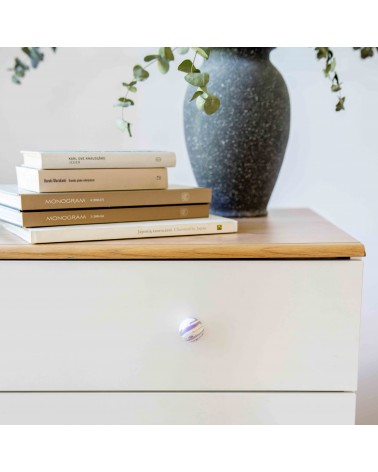 Botón de mueble en madera de haya berenjena tirador de diseño vista frontal montado en el cajón de un mueble