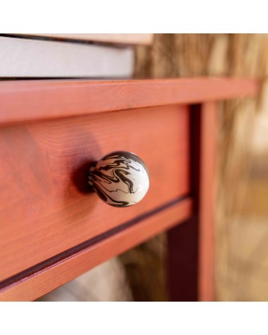 Botón de mueble en madera de haya negro tirador de diseño vista en zoom montado en un mueble
