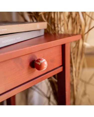Botón de mueble en madera de haya rojo cereza tirador de diseño fijado en un cajón de madera
