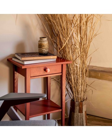 Botón de mueble en madera de haya rojo cereza tirador de diseño instalado en un mueble de madera con flores secas