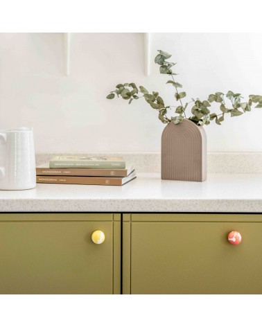 Botón de mueble en madera de haya rojo cereza tirador de diseño instalado en la fachada de un mueble