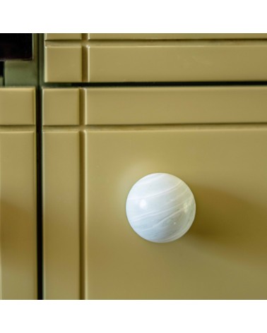 Botón de mueble en madera de haya Mistel tirador de diseño vista frontal montado en un mueble