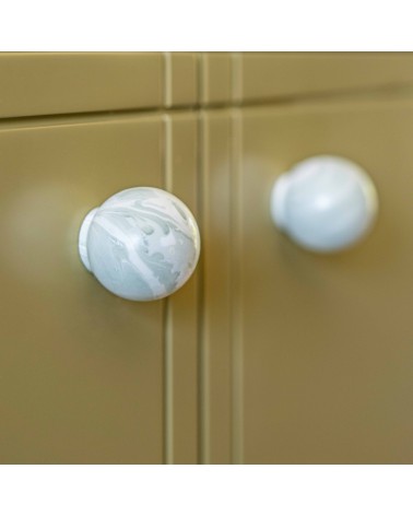 Botón de mueble en madera de haya Mistel tirador de diseño vista inclinada montado en un mueble