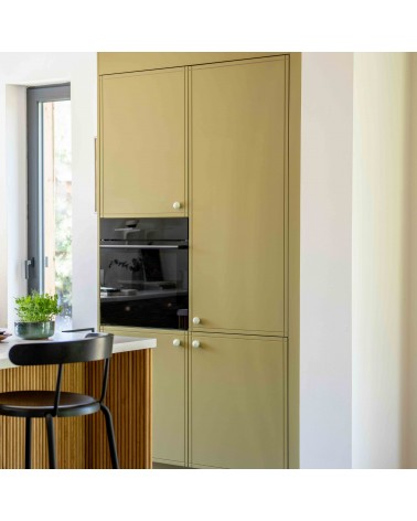 Botón de mueble en madera de haya Mistel tirador de diseño montado en un mueble de cocina