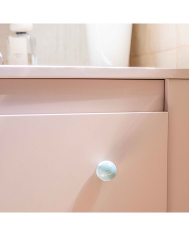 Botón de mueble en madera de haya gris azul tirador de diseño vista superior de cerca