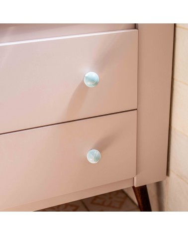 Botón de mueble en madera de haya gris azul tirador de diseño fijado en una fachada de mueble rosa
