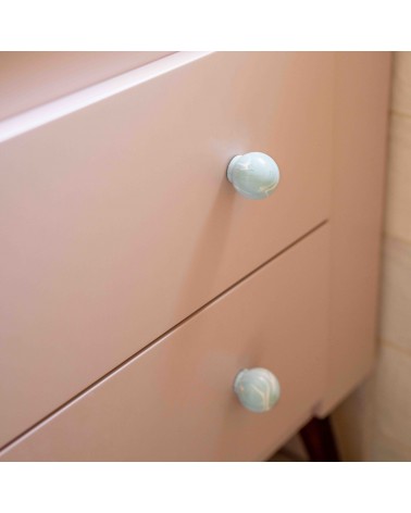 Botón de mueble en madera de haya gris azul tirador de diseño vista superior inclinada montado en un mueble
