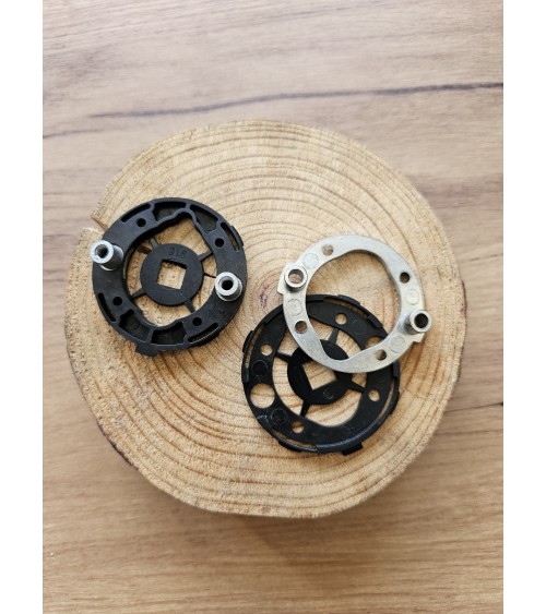 Cuatro adaptadores de montaje para las manecillas de puerta