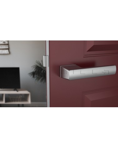 Manecilla de puerta cromada satinada BRISA diseño montada en una puerta