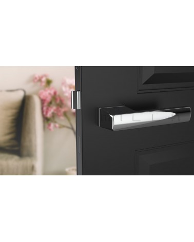 Manecilla de puerta cromada pulida BRISA diseño montada en una puerta entreabierta